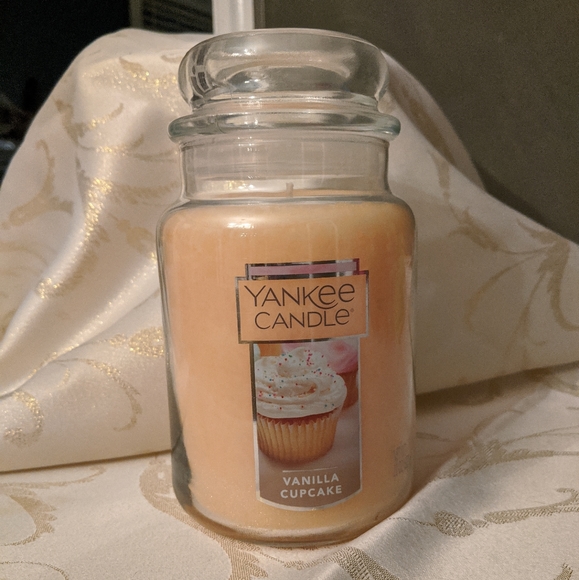 Yankee Candle | Vanilla Cupcake - Picture 3 of 3